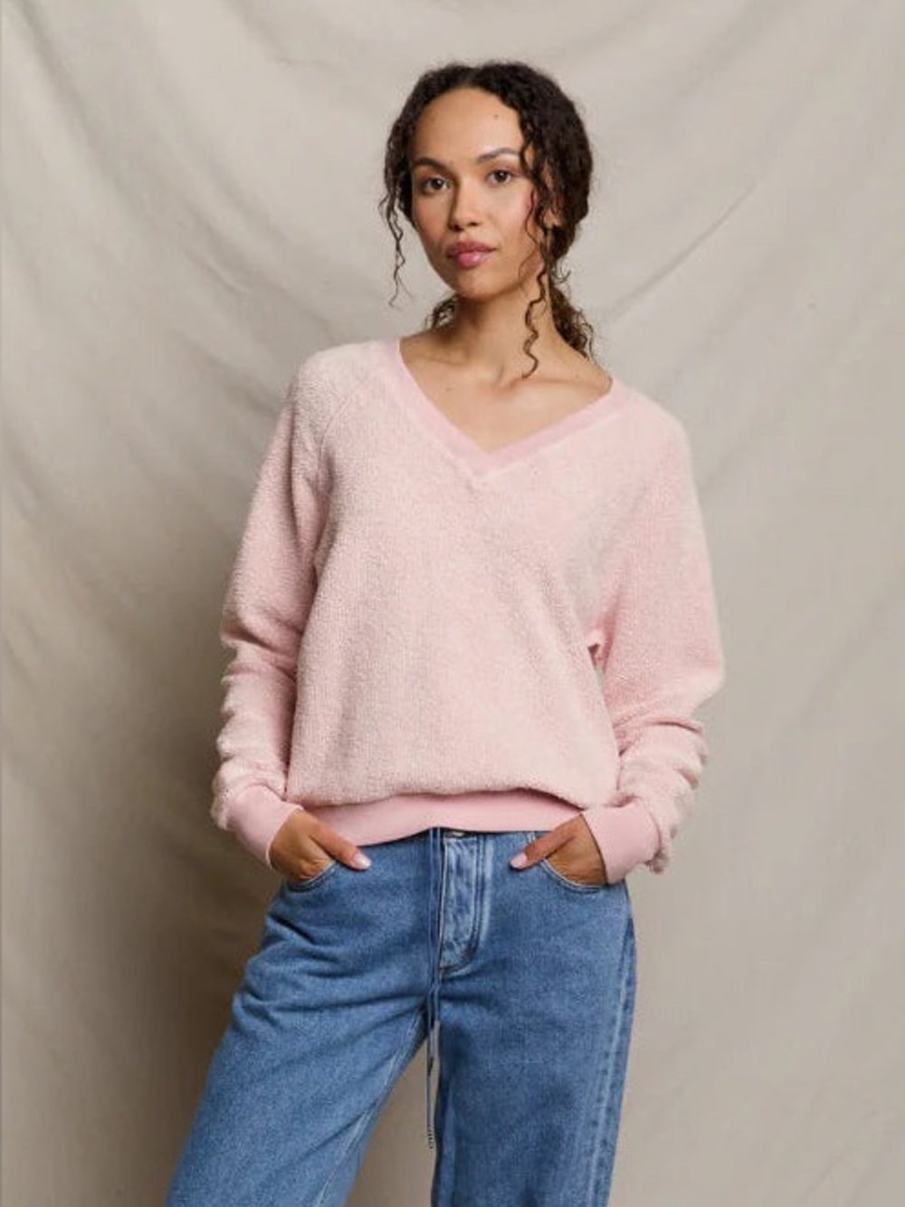 NWT perfectwhitetee Zuri Reverse Fleece V Neck Sweater Size Medium
